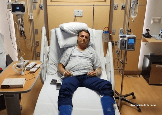 Bolsonaro posta foto internado em hospital nos EUA