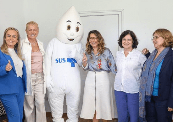 Xuxa vira embaixadora da campanha de vacinação do governo Lula