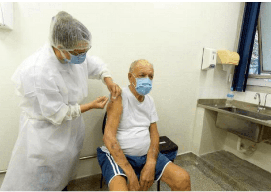 Vacinação de reforço contra a covid para idosos 80+ e imunossuprimidos começa segunda-feira