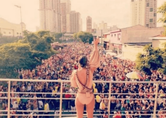 Claudia Leitte anima os foliões no bloco da Banda Bicha neste sábado em Guarulhos