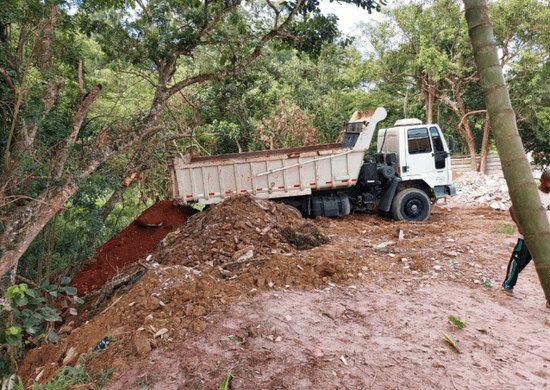 GCM flagra descarte irregular de entulho em curso d’água no Jardim Monte Alto