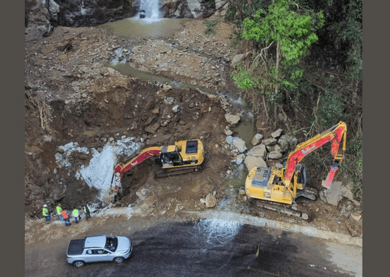 Defesa Civil faz buscas por vítimas em carros soterrados em trecho da Rio-Santos