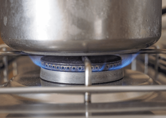 Cozinheira morre após panela de pressão explodir no primeiro dia de trabalho