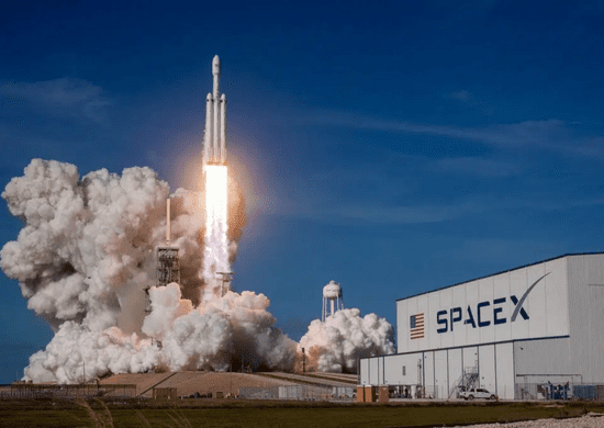Astronautas da SpaceX chegam a estação espacial internacional