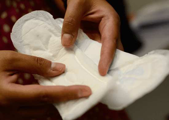 Governo lança programa de distribuição gratuita de absorvente pelo SUS