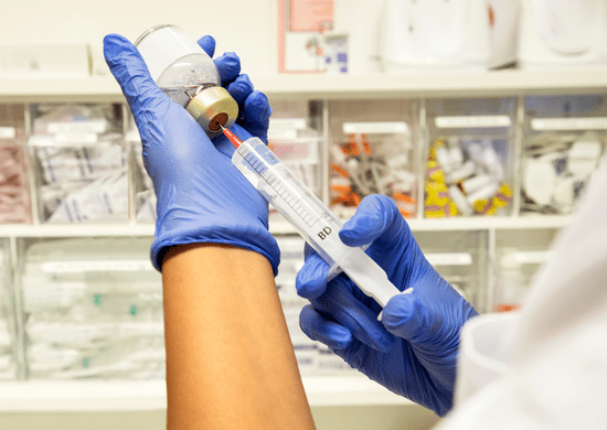 Farmacêutico é detido após lamber nádegas de mulher durante a aplicação de injeção