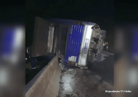 Ônibus com fiéis tomba na Régis Bittencourt e deixa pelo menos três mortos e 21 feridos