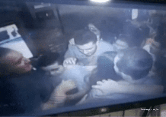 VÍDEO: elevador com 11 pessoas despenca 1 andar em Maceió