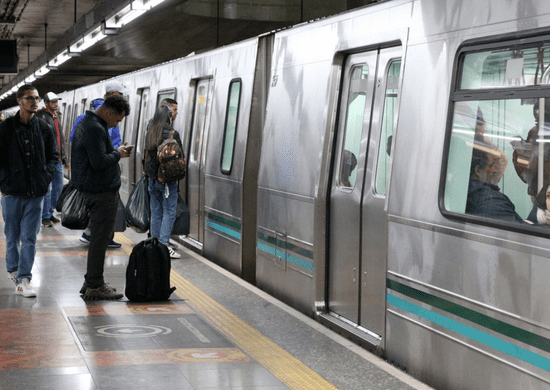 Metroviários voltam ao trabalho com catracas liberadas em São Paulo