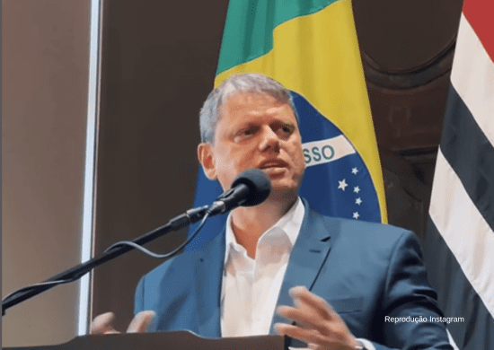 Governo Tarcísio anuncia contratação de 550 psicólogos e segurança privada para escolas