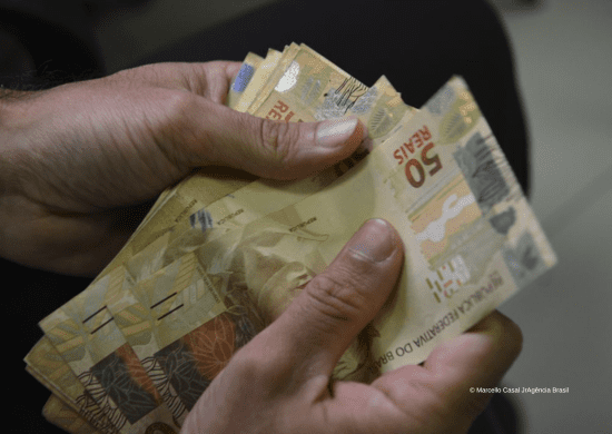 Trabalhadores nascidos em maio e junho recebem hoje abono salarial