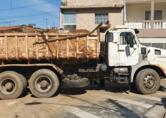 Prefeitura apreende caminhão por transporte irregular de resíduos no Jardim Adriana
