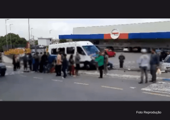 Idoso de 93 anos morre após ser atropelado por van da EMTU em Guarulhos
