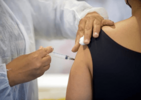 Guarulhos amplia vacinação contra a meningite C para professores e agentes de ensino