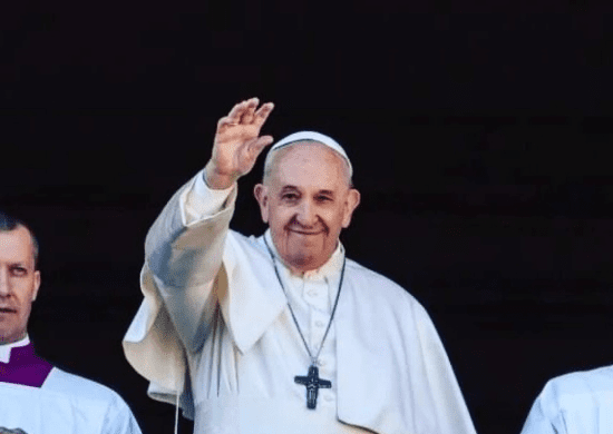 Papa Francisco fará cirurgia de emergência por risco de obstrução intestinal nesta quarta