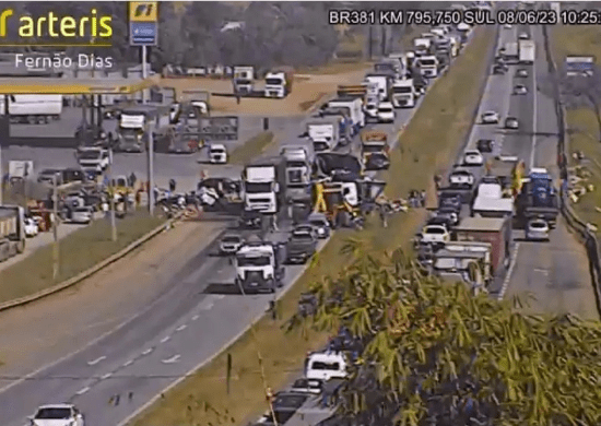 Engavetamento entre 7 veículos deixa um morto e cinco feridos na Fernão Dias