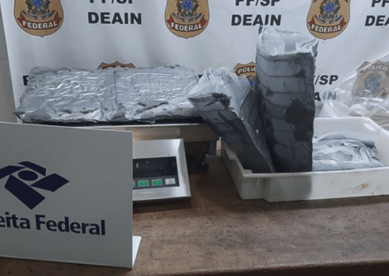 Passageiro é preso em Guarulhos com metanfetamina escondida em fundos falsos de mala