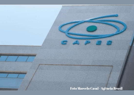 Capes: Alunos de pós-graduação poderão acumular bolsa com emprego