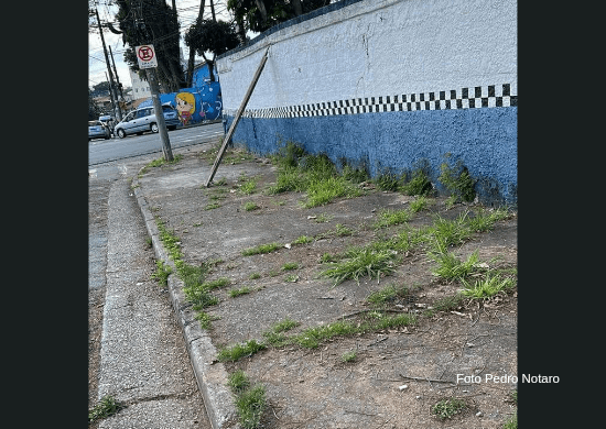 Muro da Base do ROMU da GCM em Guarulhos apresenta risco de desabar, colocando em perigo escola vizinha