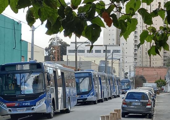 Ruas residenciais viram em estacionamento de ônibus em Guarulhos