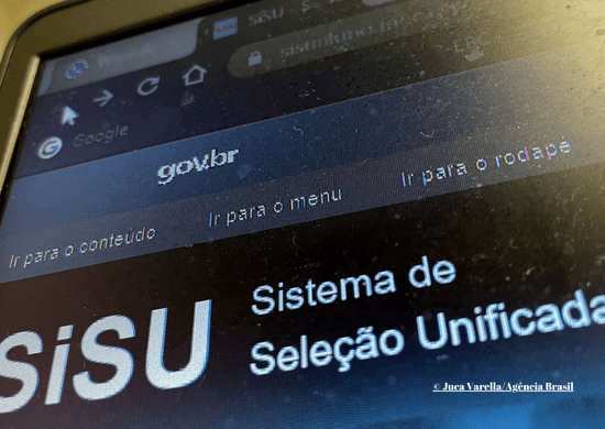 Ruas residenciais viram em estacionamento de ônibus em Guarulhos
