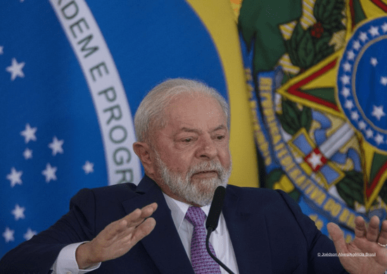 País poderia ser 4ª economia global, mas caiu em mundo obscuro, diz Lula