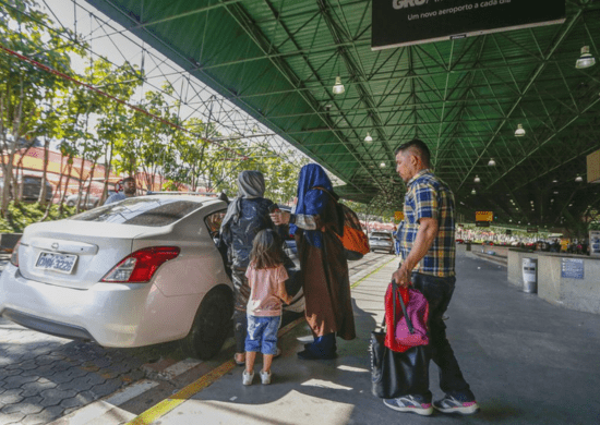Sem assistência governamental, afegã grávida acampada no aeroporto de Guarulhos é socorrida por voluntários