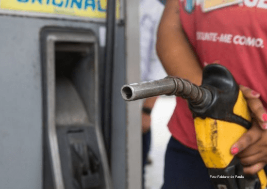 Preço da gasolina cai pela segunda semana seguida, diz ANP