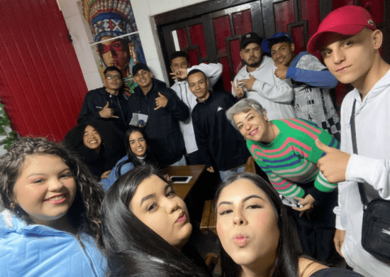 Em Guarulhos, Professora e ex-alunos escrevem cartas para o futuro e se reencontram 10 anos depois