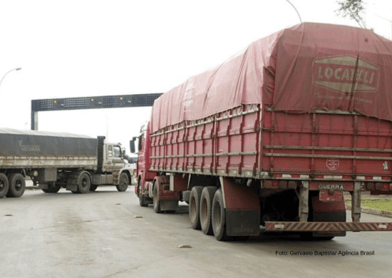 PEDÁGIO: Eixos suspensos de caminhões carregados passam a ser cobrados na  Via Dutra e na Rio-Santos, a BR-101