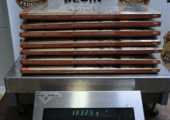 Aeroporto de Guarulhos: Polícia Federal Descobre Cocaína Escondida em Capas de Livros
