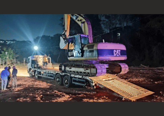 GCM prende dois homens por crime ambiental e apreende retroescavadeira na Vila Sítio dos Morros