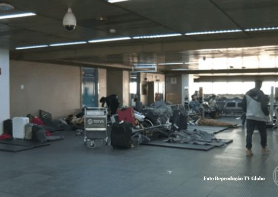 Novo grupo de 140 afegãos acampa no Aeroporto de Guarulhos