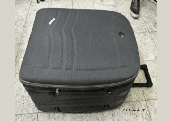 Idoso é preso em Guarulhos com cocaína escondida na estrutura da mala