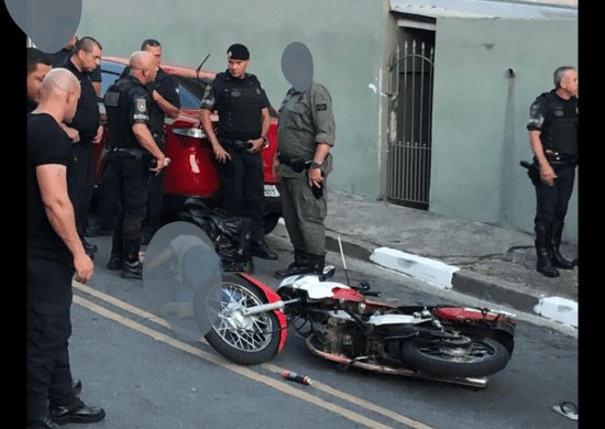 VÍDEO Segurança de mercado no Jd. Rosa de França reage a assalto e ajuda a recuperar moto roubada