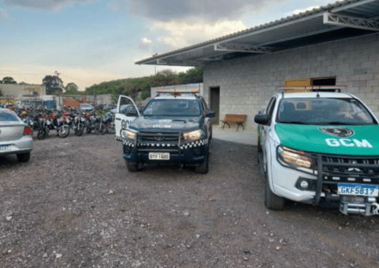 GCM apreende caminhão por transporte clandestino de resíduos sólidos no Cabuçu