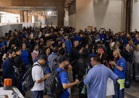 Cerca de 300 terceirizados do aeroporto de Guarulhos são demitidos após protesto por direito de usar celular