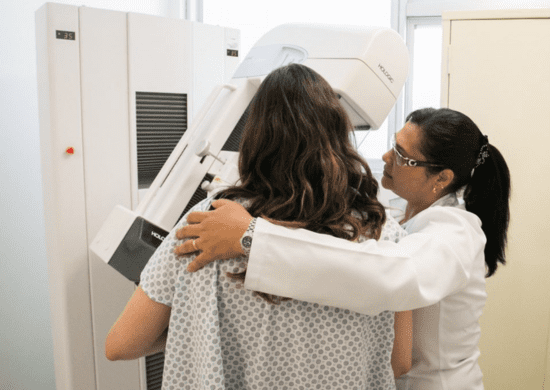 Governo de SP sanciona lei que garante acompanhante para mulheres em serviços de saúde