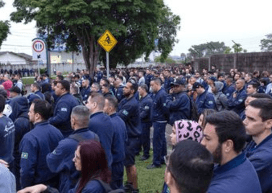 Metalúrgicos da Embraer paralisam produção em São José dos Campos