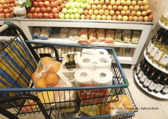 Preço da cesta básica cai em 14 de 17 capitais pesquisadas, aponta Dieese