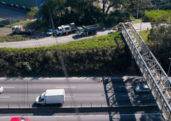 CCR RioSP faz desmonte de passarela na região de Bonsucesso