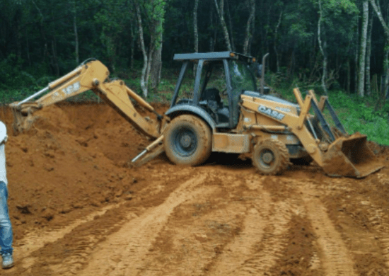 GCM apreende retroescavadeira e detém dois homens por crime ambiental