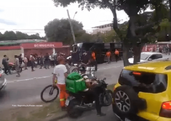 Ônibus tomba na Zona Norte do Rio de Janeiro e deixa cerca de 50 feridos