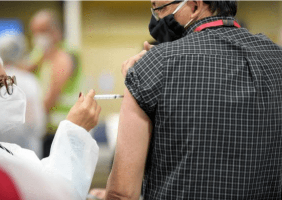 Guarulhos começa a aplicar a segunda dose de reforço da Bivalente em idosos nesta segunda-feira