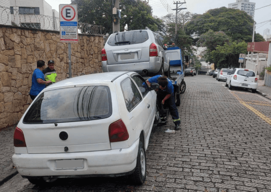 Prefeitura autua e remove veículo com R$ 87 mil em débitos na região central