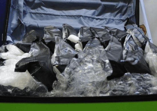 Polícia Federal prende sete passageiros por tráfico de drogas e uso de passaporte falso no Aeroporto de Guarulhos