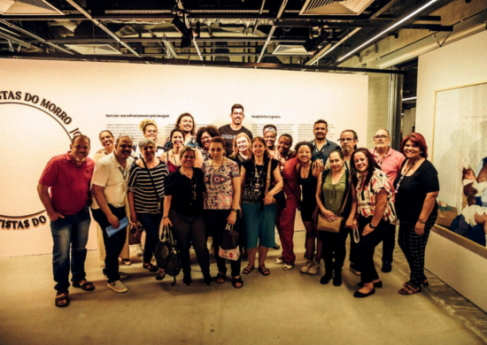 Professores da rede municipal participam de abertura da exposição Retratistas do Morro