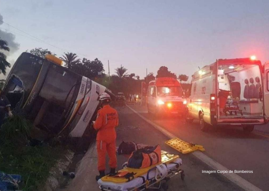 Acidente com ônibus mata oito pessoas na Bahia