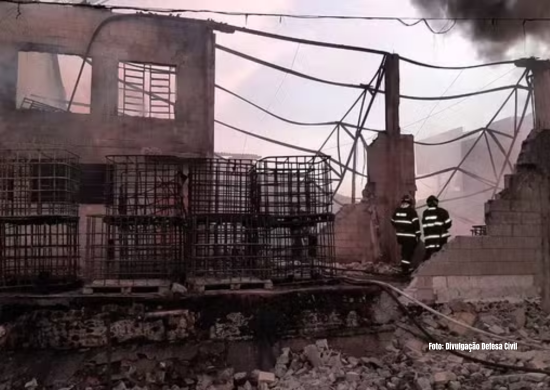 Incêndio de grandes proporções atinge indústria em Guarulhos