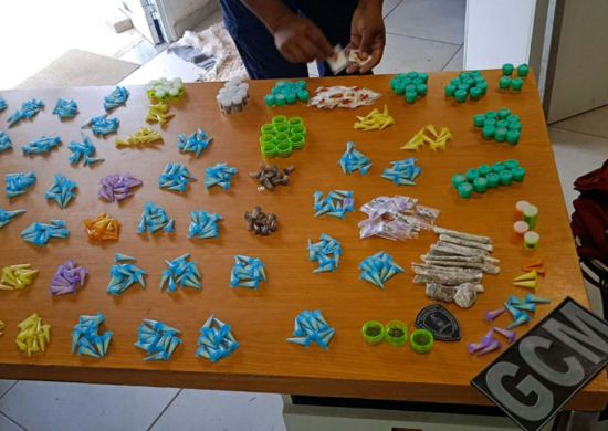 Patrulhamento da GCM apreende drogas, recupera motocicleta e prende homem por ato obsceno